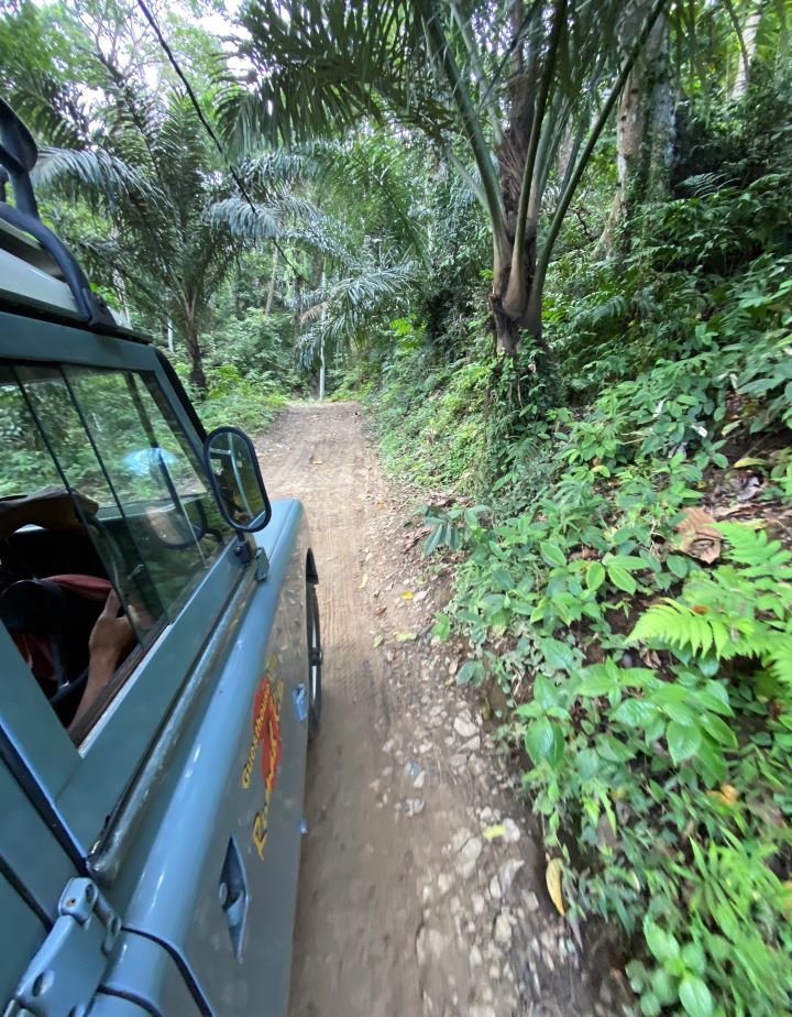 ruta por indonesia vista de jeep desde la venta de todo el camino